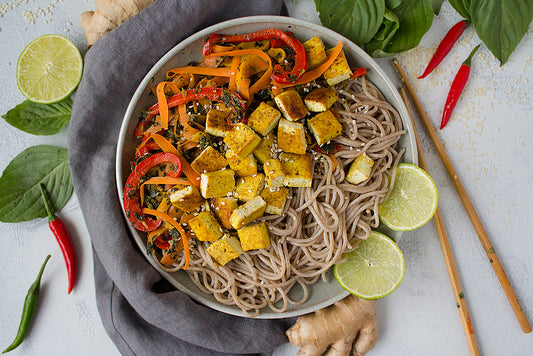 Gemüsepfanne mit Tofu und Sobanudeln